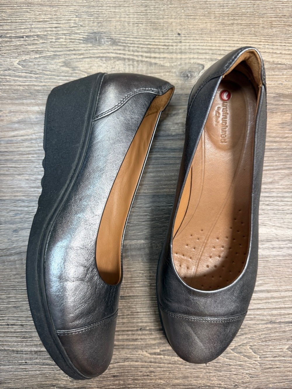 Unstructured by Clarks Metallic Leather Wedge Slip On Shoe Size 7.5